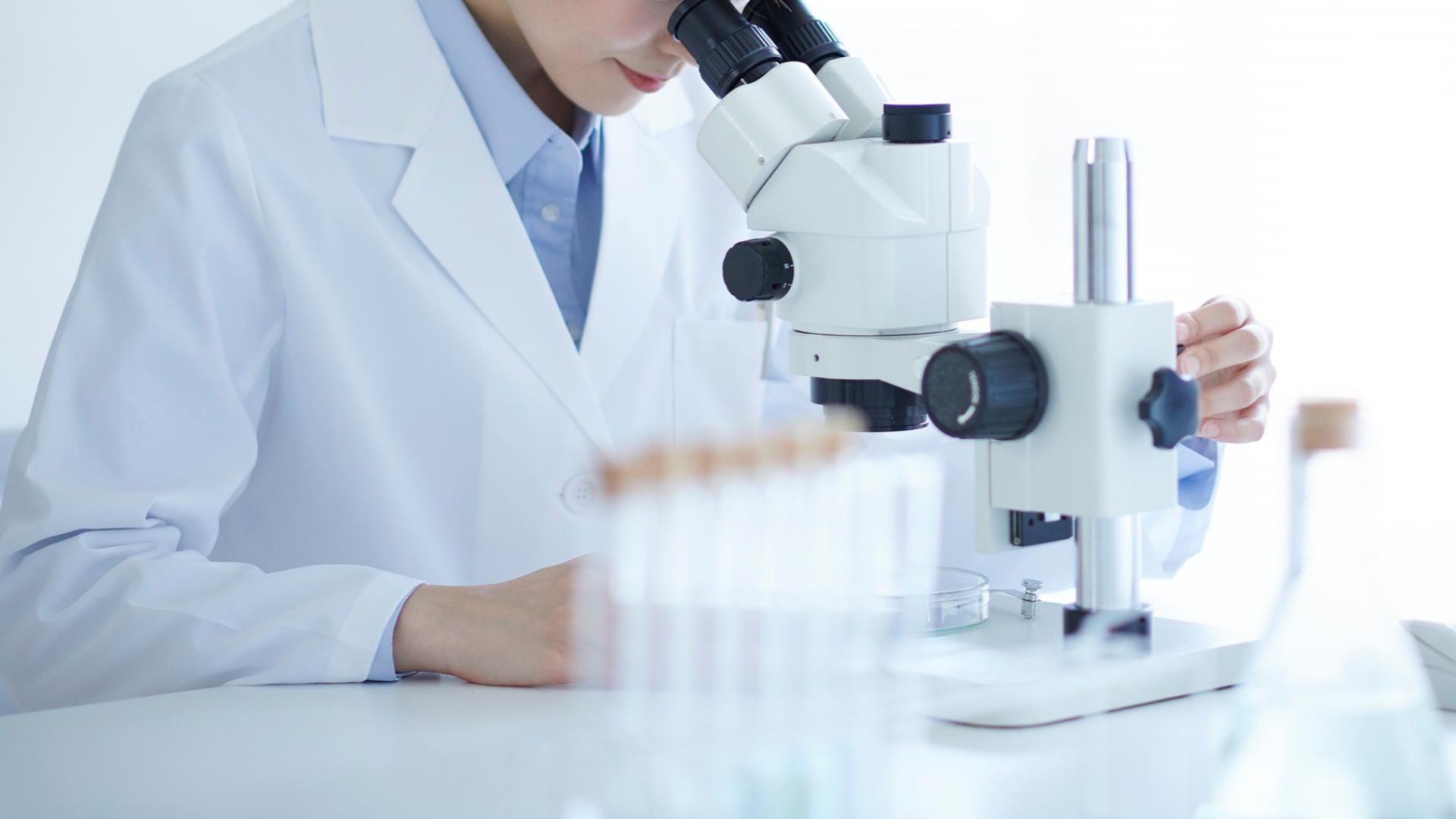 乳房抽針 - 在顯微鏡下可透過良性組織判斷其良性問題